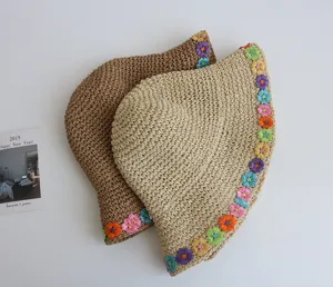 Elegante cappello di paglia da donna con fiori ricamati colorati per la protezione solare.