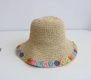 Vista dettagliata cappello di paglia donna estate fiori uncinetto colorati, secchiello sole casual.