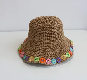 Cappello di paglia estivo da donna con fiori uncinetto colorati, vista dettagliata del cappello.