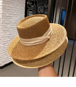 Handgefertigter Strohhut mit flacher Oberseite und Banddetail, Sommer Strand Sonnenschutz.