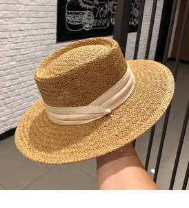 Handgefertigter Strohhut Detailansicht mit breiter Krempe, eleganter Sonnenschutz Sommerhut.