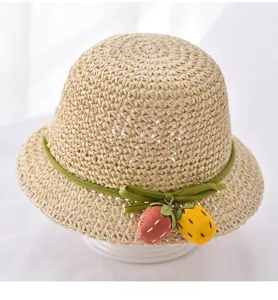 Detailansicht Baby Strohhut, süße Fruchtanhänger, atmungsaktives Design perfekt für den Sommer.