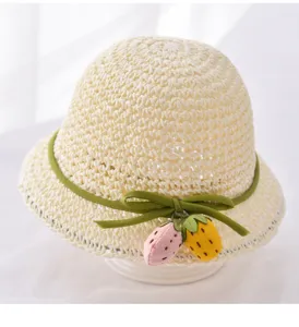 Süßer Babystroh-Sonnenhut mit grüner Schleife und Erdbeeranhängern, atmungsaktiver Sommerhut.