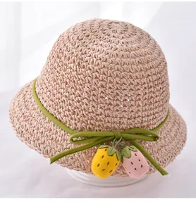 Kinder Sonnenhut Strohhut mit grüner Schleife und Erdbeere Anhänger für Sommer im Freien.