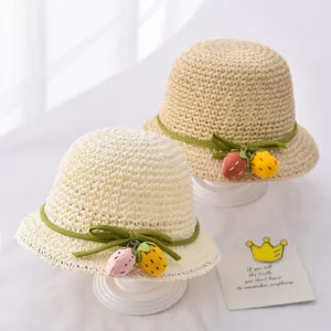 Süßer Baby Strohhut Eimerhut mit Erdbeere Dekor und grüner Schleife für den Sommer Sonnenschutz.