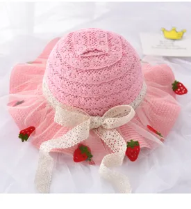 Grazioso cappello di paglia estivo per bambini con fiocco in pizzo e fragole per protezione