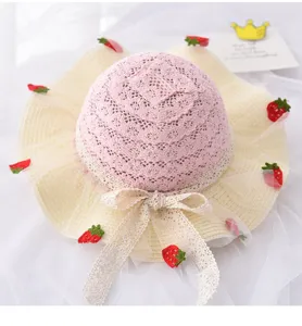 Cappello di paglia estivo per bambini con fragole carine, tesa larga traspirante, rosa e beige.