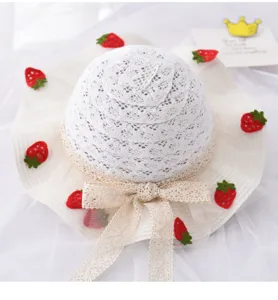 Carino cappello da sole estivo per bambini con decorazione di fragole e fiocco di pizzo.