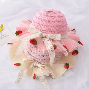 Carino cappello di paglia estivo per bambini con fiocco in pizzo e fragole, protezione solare.