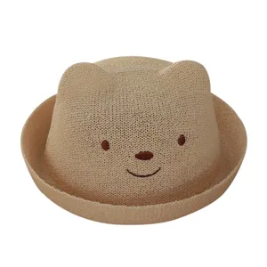 Leuke kinder strohoed met schattige berenoren en geborduurd gezicht voor de zomer.