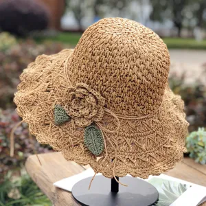 Grosse krempe gehäkelter Strohhut mit Blume und grünem Blatt, Sommer Strand Sonnenhut Damen.