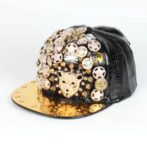 Gorra de béisbol de leopardo con remaches punk rock, visera plana dorada y cristales de estrás.