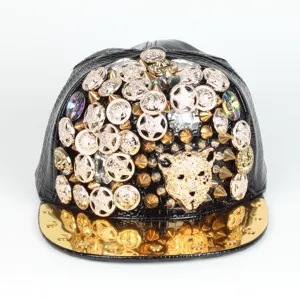 Primer plano de gorra punk con tachuelas metálicas, pedrería y cabeza de leopardo.