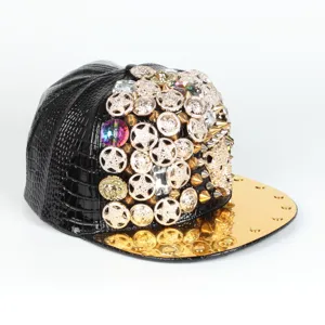 Gorra de béisbol negra estilo punk textura cocodrilo con visera plana dorada y diamantes.