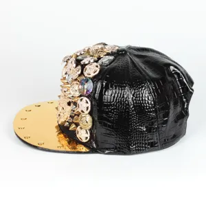 Gorra de béisbol de estilo punk de piel sintética negra con visera dorada y pedrería.