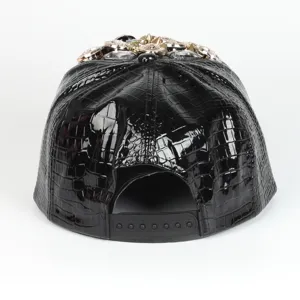 Gorra de beisbol de charol de cocodrilo negro con cabeza de leopardo de cristal.