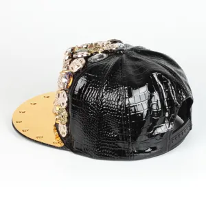 Gorra de béisbol negra estilo punk de cuero de cocodrilo con visera dorada y pedrería.