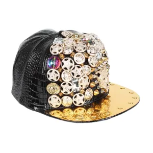 Gorra de béisbol estilo punk de piel sintética negra con visera dorada y pedrería