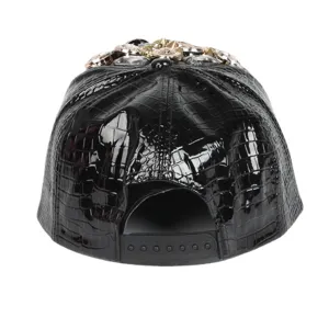 Gorra de béisbol de cuero repujado negro con decoración de león de metal barroco y estrás.