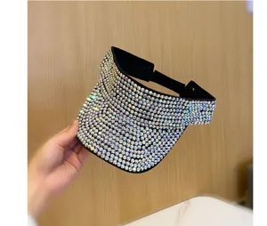 Vista dettagliata del cappello estivo con strass scintillanti e cinturino regolabile per sole.