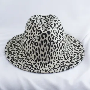 Λεπτομέρεια καπέλου fedora από τσόχα με λεοπάρ σχέδιο, ρετρό βρετανικό στιλ για γυναίκες.