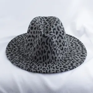 Λεπτομέρεια γκρι καπέλο fedora λεοπάρ, vintage μάλλινο καπέλο πλατύγυρο, χειμωνιάτικη μόδα.