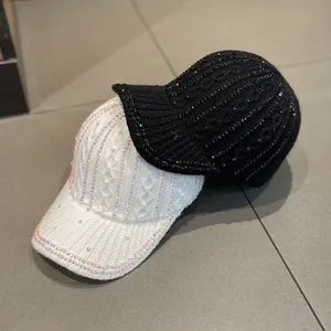 Vue détail casquette de baseball en tricot strass, bonnet en laine doux femme automne.