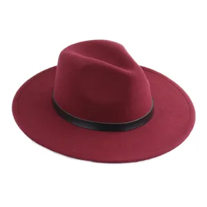 Κοντινό πλάνο καπέλου fedora από μαλλί σε μπορντό χρώμα με μαύρη δερμάτινη λωρίδα και λεπτή υφή.