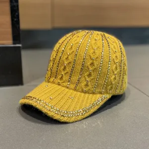 Vue rapprochée d'un bonnet en tricot jaune élégant orné de rayures en strass scintillantes.