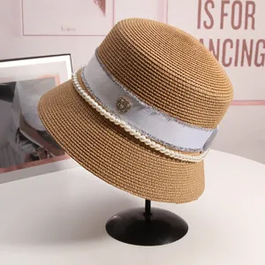 Elegante cappello da sole in paglia per donna con nastro di perle per protezione estiva.