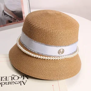 Vista dettagliata del cappello da donna in paglia con perle eleganti e nastro bianco con logo.