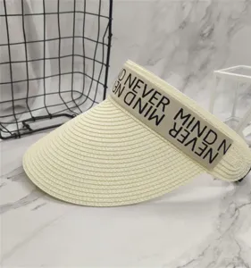Detailansicht des sommerlichen Stroh-Sonnenhuts mit offenem Oberteil und Buchstabenband.