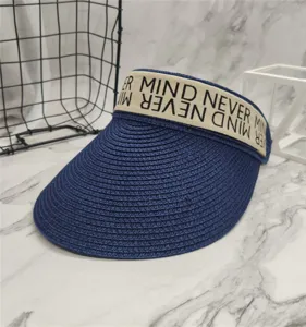 Nahaufnahme des blauen Stroh-Sonnenvisiers mit gewebtem Buchstabenband, Textur und Design.