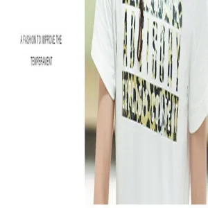 Camiseta blanca de manga corta con elegante texto gráfico de leopardo para uso diario.