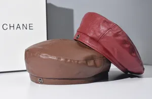 Stylish PU leather beret hat for women and men, retro vintage painter hat with metal letter M.