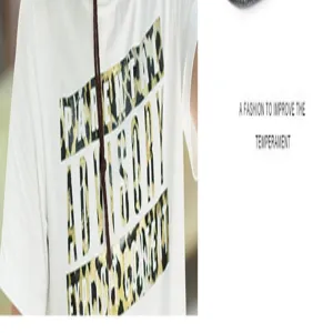 Camiseta blanca de manga corta con texto gráfico de leopardo y elegante cordón.
