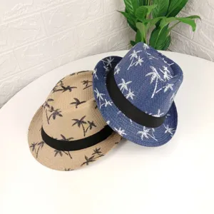 Vue détaillée de deux élégants chapeaux de paille avec motif de palmier pour la plage d'été.