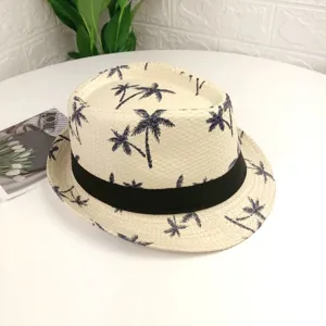 Vue détaillée du chapeau de paille d'été avec motif de palmier et ruban noir, chapeau de plage.