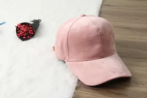 Vue détaillée d'une casquette de baseball en velours rose tendance pour les femmes.