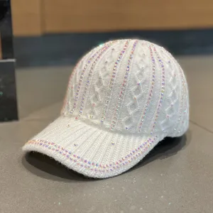 Vue detaillee dun bonnet en tricot blanc avec des strass scintillants pour femme.