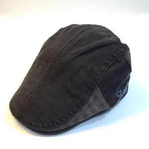 Casual flat cap for men and women, stylish dark grey ivy cap with plaid side panels and embroidery.