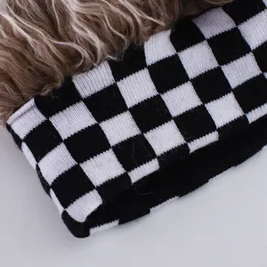Détail en gros plan du bonnet pour enfants à bord tricoté à carreaux noir et blanc.