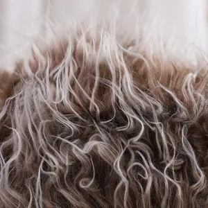 Gros plan détaillé de la texture de perruque bouclée marron moelleuse aux fibres réalistes.