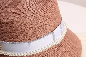 Cappello di paglia donna elegante perle nastro cloche design chic protezione sole spiaggia