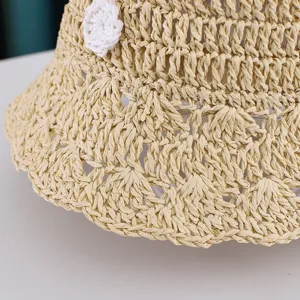 Kinder handgestrickte Strohsonnenhut mit süßer weißer Blume Detail Nahaufnahme Sommer Strand.