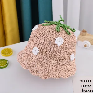 Süßer handgemachter Strohhut für Kinder mit Erdbeer-Design, perfekter Sonnenschutz für den Sommer.