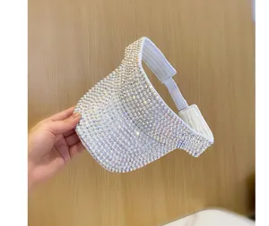 Dettaglio visiera parasole con strass scintillanti, cappellino estivo all'aperto di moda.