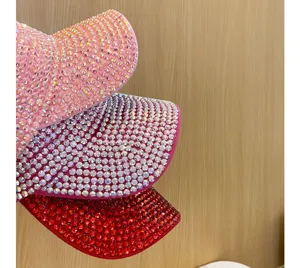 Vista dettagliata di visiere parasole scintillanti con strass in vari colori estivi.