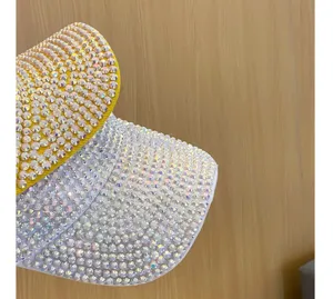 Primo piano dettaglio del cappello parasole vuoto in strass scintillanti e luminosi.
