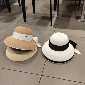 Vue détaillée du chapeau de paille d'été pour femme avec ruban élégant et large bord.